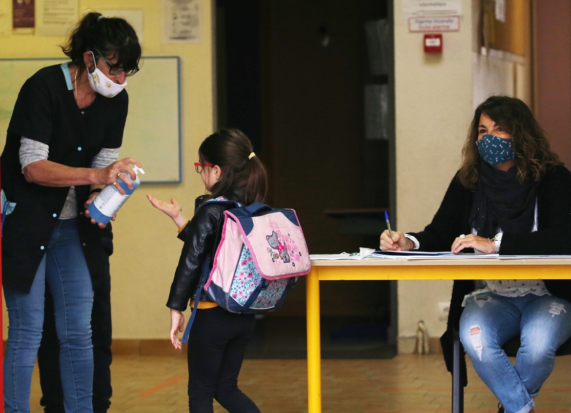 Genitori e docenti in piazza. “La scuola è una priorità”