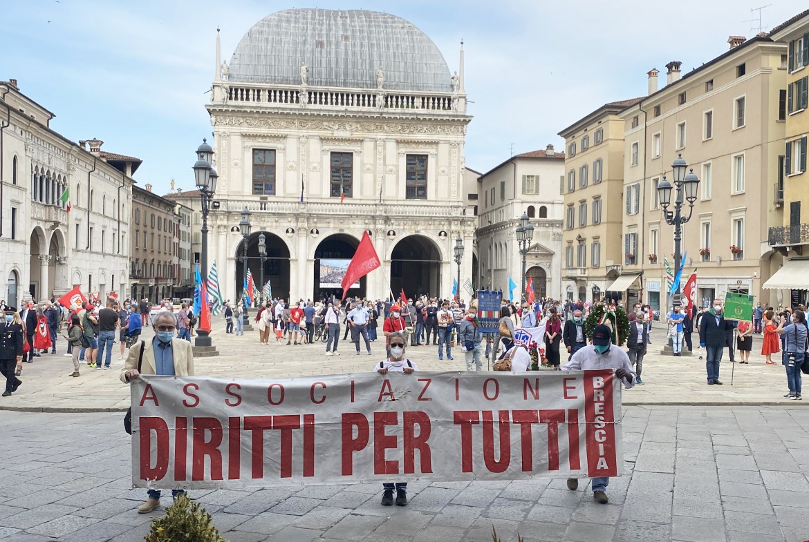 Il distanziamento non ferma Brescia