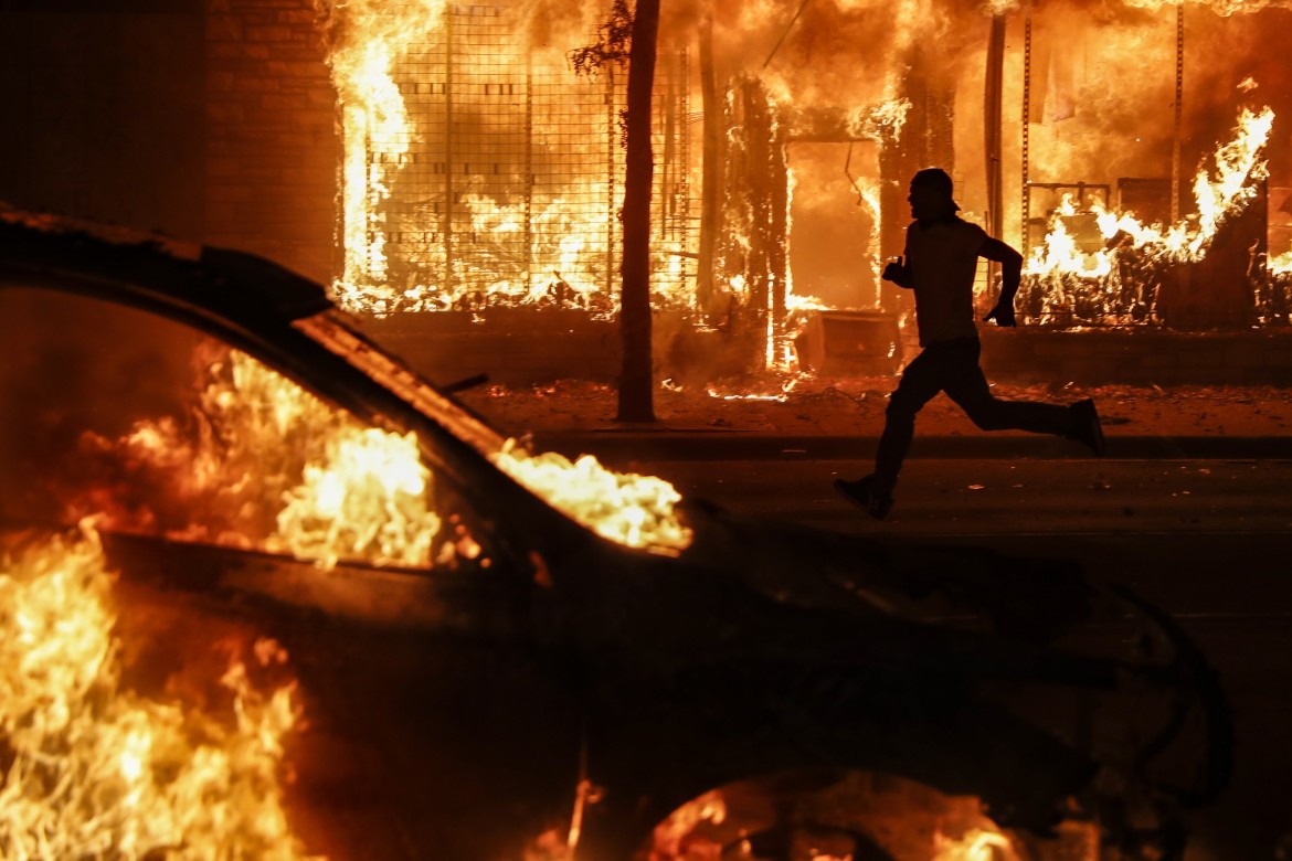 L’America brucia e il tiranno è asseragliato nel palazzo