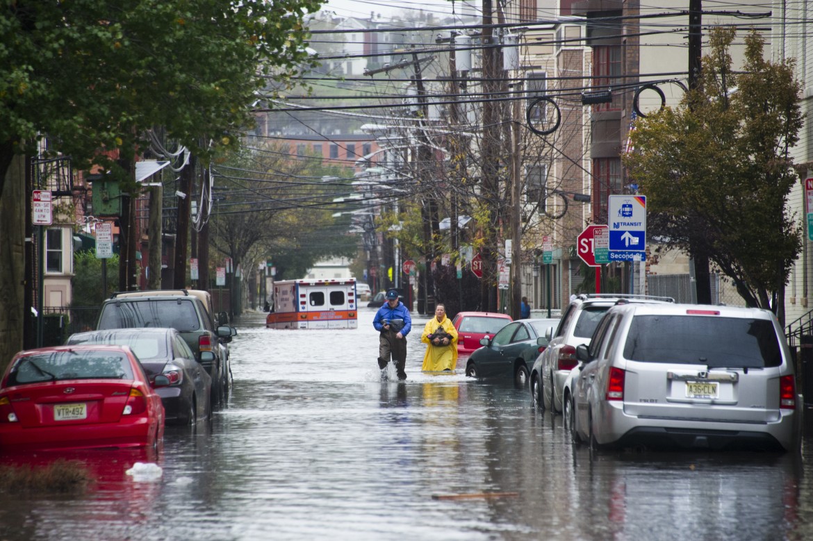 Gli effetti dell'uragano Sandy nell'area di New York nel 2012, foto Ap