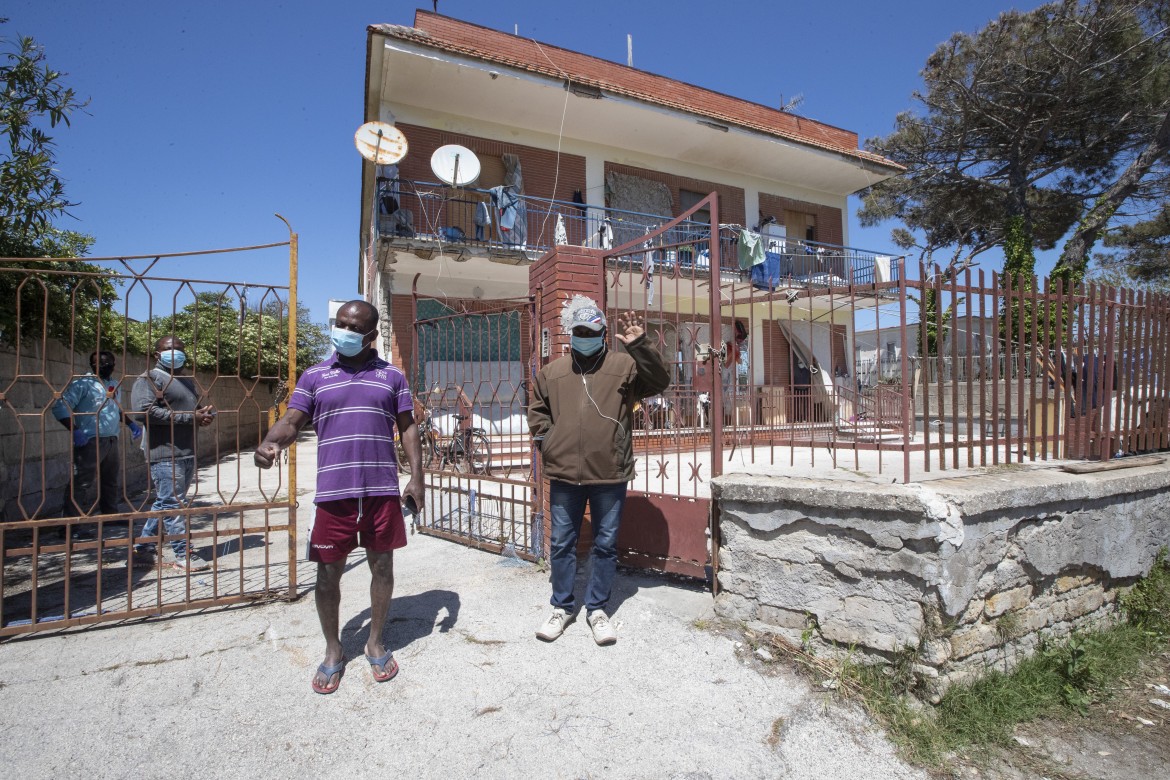 Il virus non molla la Lombardia. E non risparmia i migranti