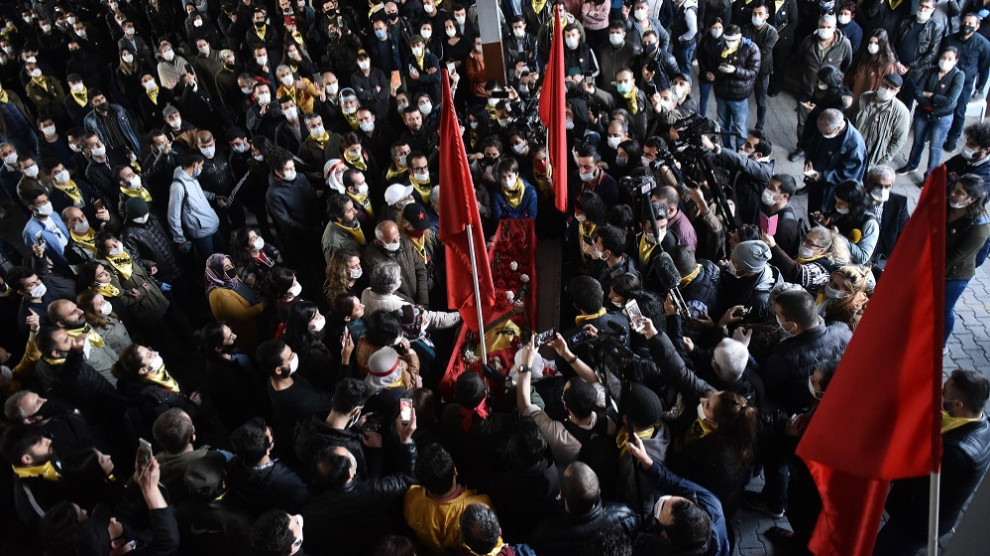 Al funerale di Ibrahim bandiere rosse contro gli abusi della polizia