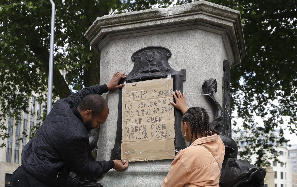 Bristol non è più schiava, giù la statua del mercante Colston