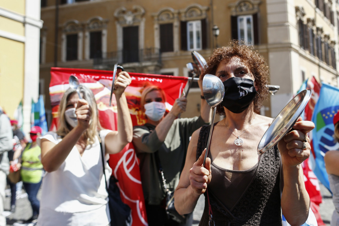 Lavoratrici di mense e pulizie: «Siamo figlie di un dio minore»