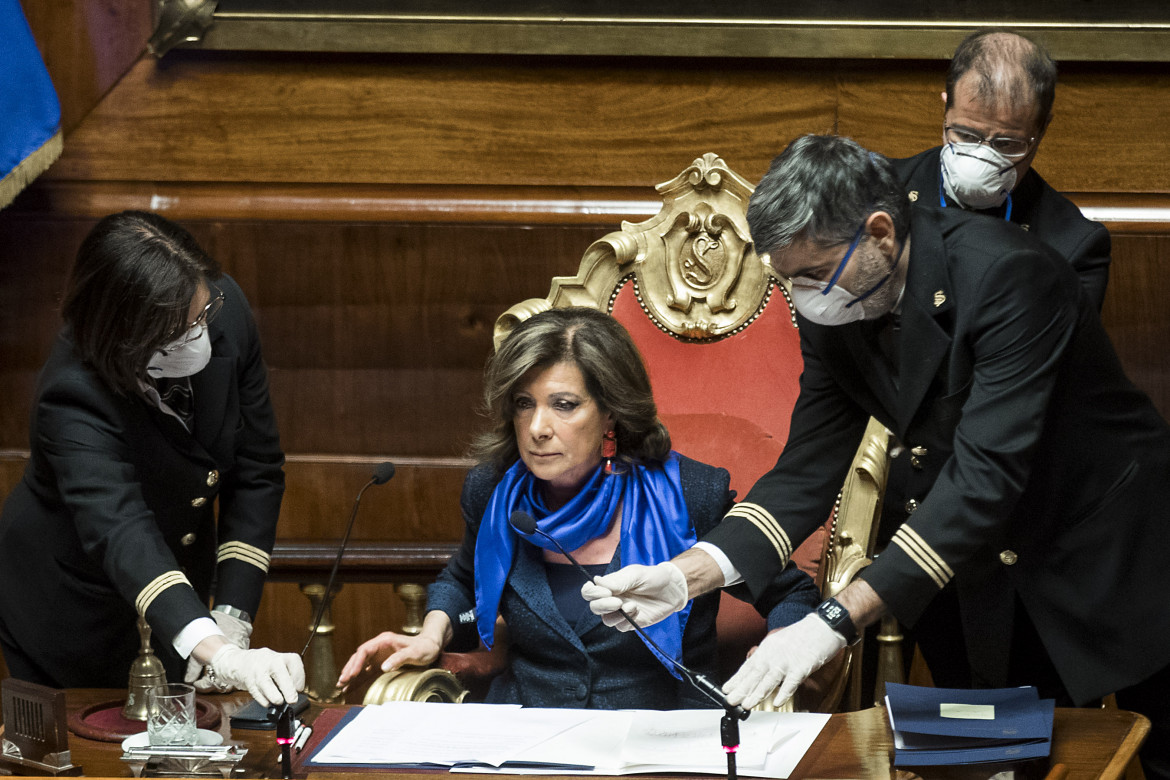 La destra fa la prima mossa. La carta coperta è Casellati