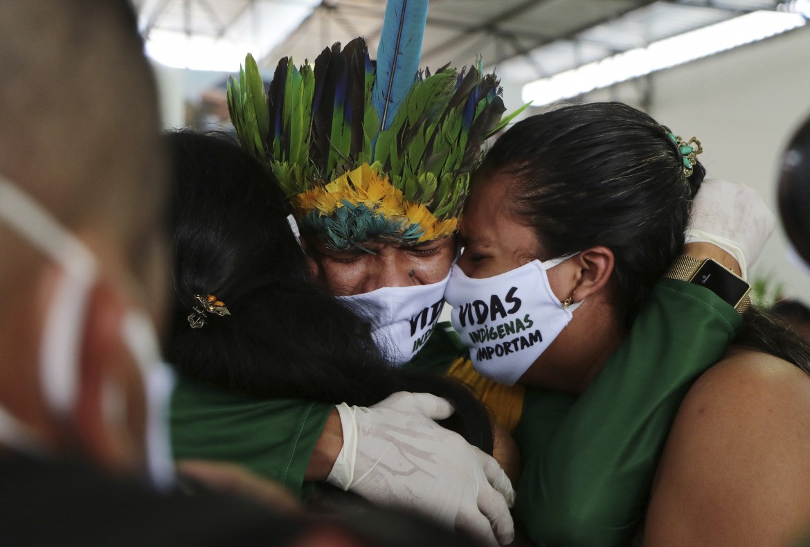 La guerra di Bolsonaro agli indigeni passa per il Covid e la negazione degli aiuti