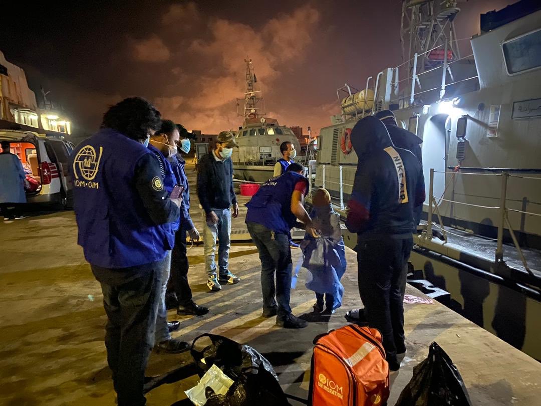 185 rifugiati catturati dai libici e riportati a Tripoli. Tra loro 3 minori