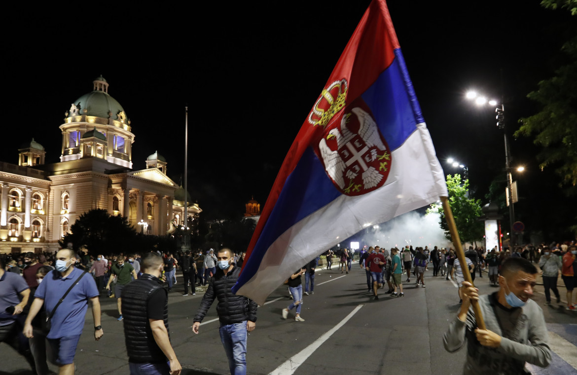 Nuove misure e coprifuoco. Notte di rabbia a Belgrado