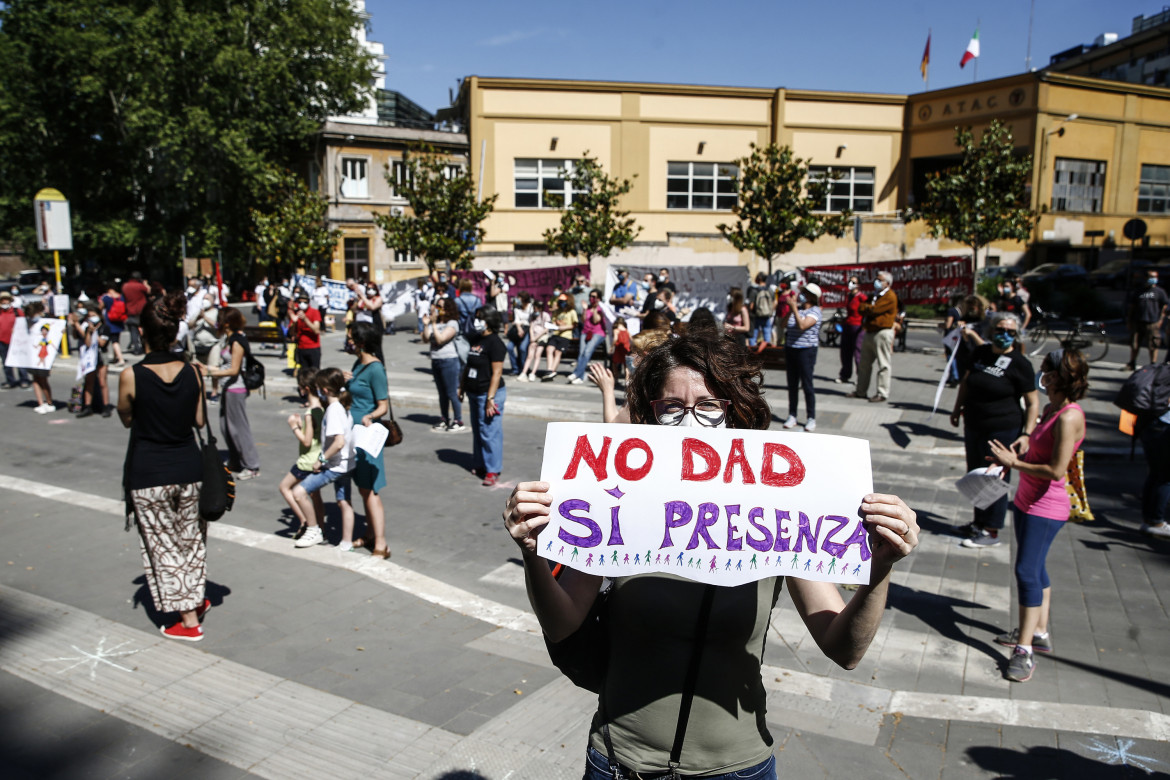 «Priorità alla scuola» davanti a 10 regioni: »Riapertura senza turni, riduzione orari e didattica a distanza»