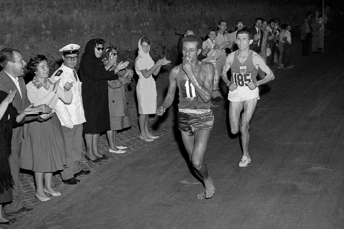 Abebe Bikila, l’impresa scalza di un corridore