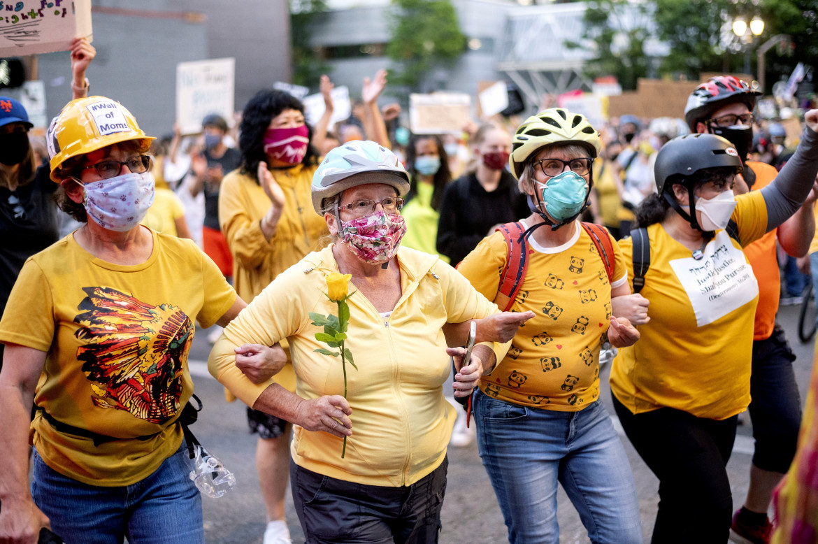 Le madri difendono Portland da Trump: «Come Pinochet»