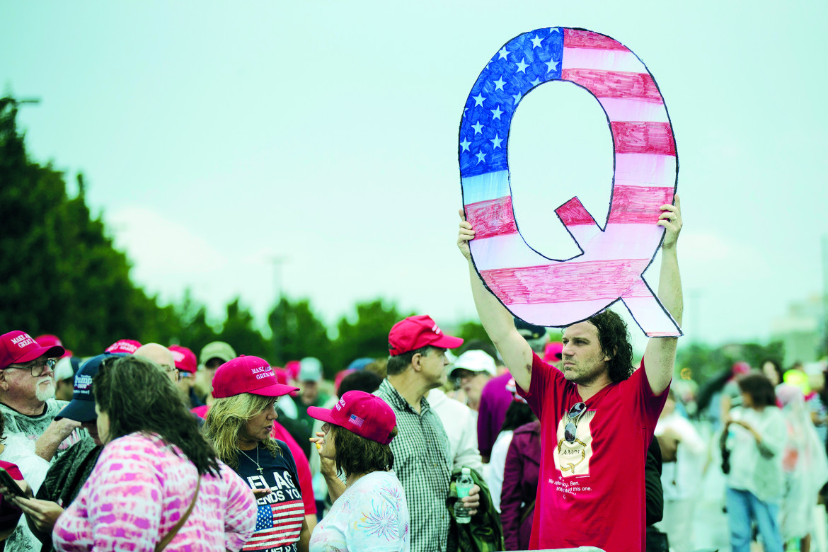 Twitter contro QAnon, la teoria del complotto dalla rete alla realtà