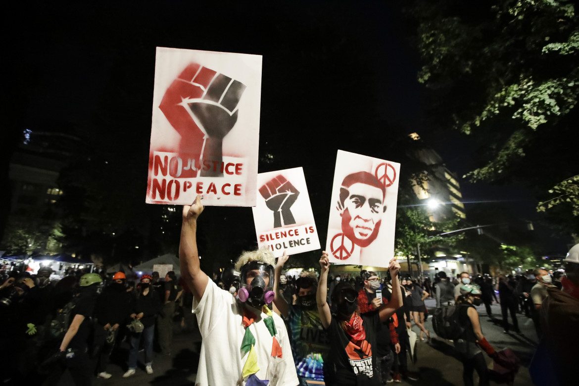 Le proteste contro Trump uniscono le piazze agli stadi