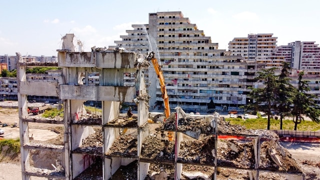 Scampia, demolita la “Vela verde”