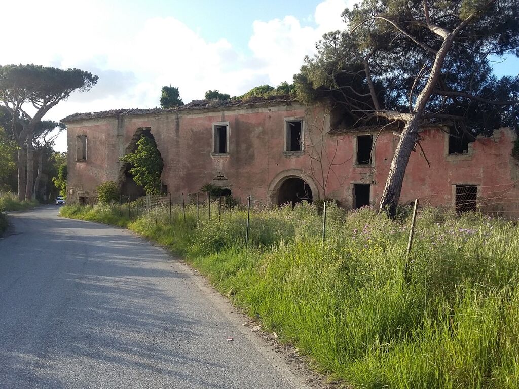 Villaggio baronale demolito per fare alloggi di lusso