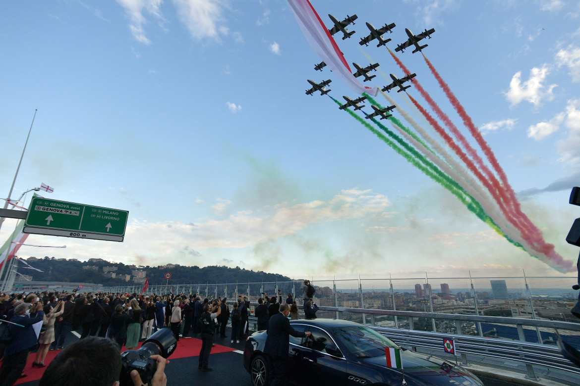 L’Italia sul Ponte, sospesa sul passato che non passa