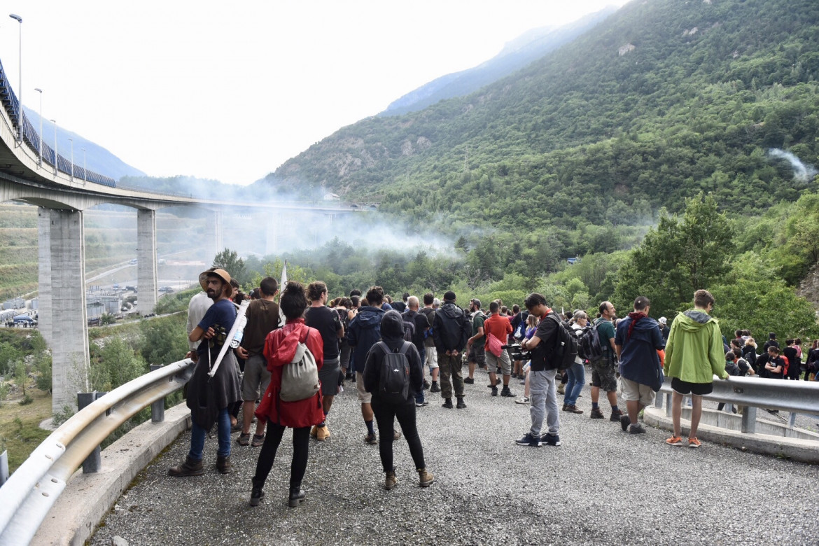 Val Susa,  la protesta non si ferma. No Tav a presidio dei cantieri fermi