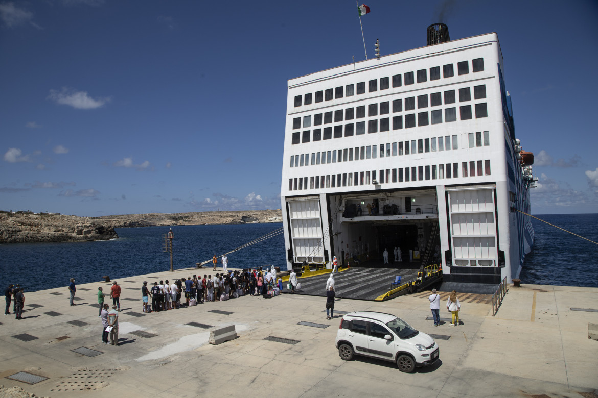 Navi e centri per migranti sovraffollati, più rischi di contagio