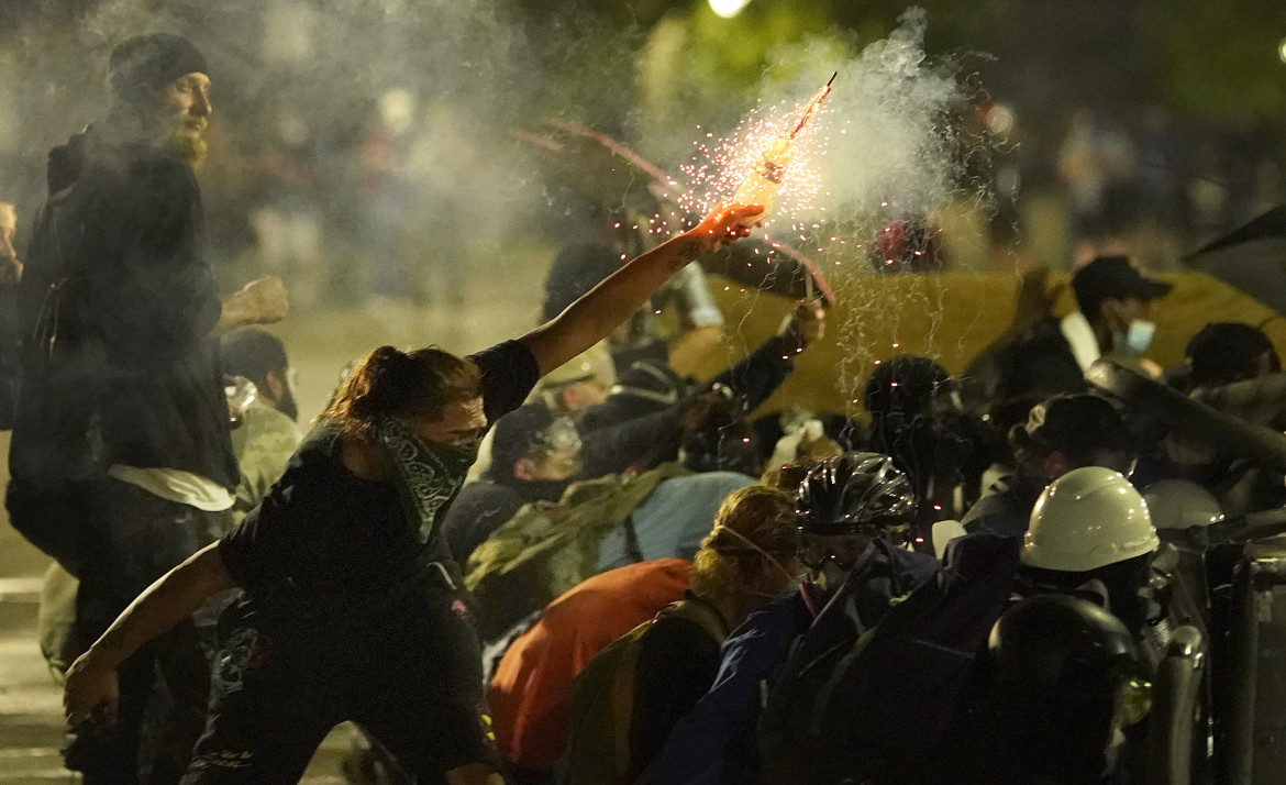 Civili armati contro la piazza, uccisi due manifestanti