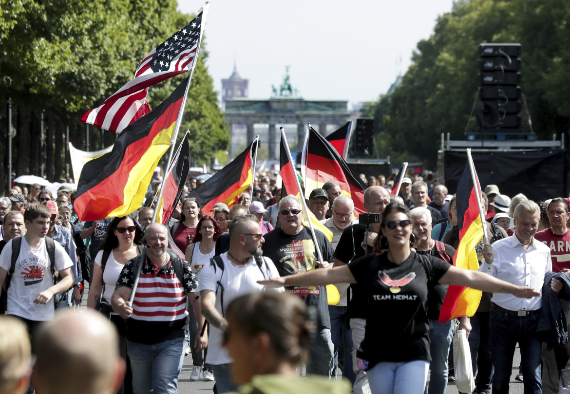 Negazionisti a Berlino, dai No vax a QAnon