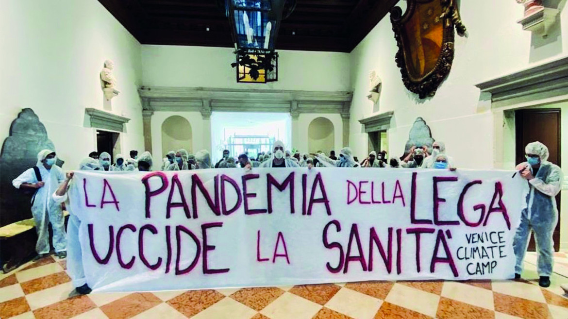 «Zaia smantella la sanità pubblica». Blitz degli attivisti climatici in Regione