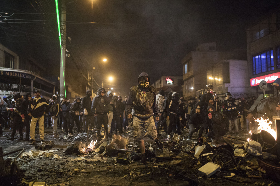 A Bogotà  scontri e proteste: la polizia spara, 7 morti