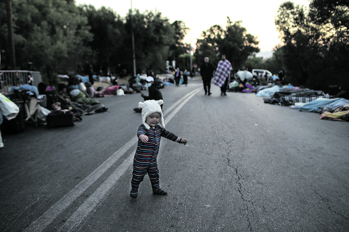 Moria, il campo adesso è lungo le strade