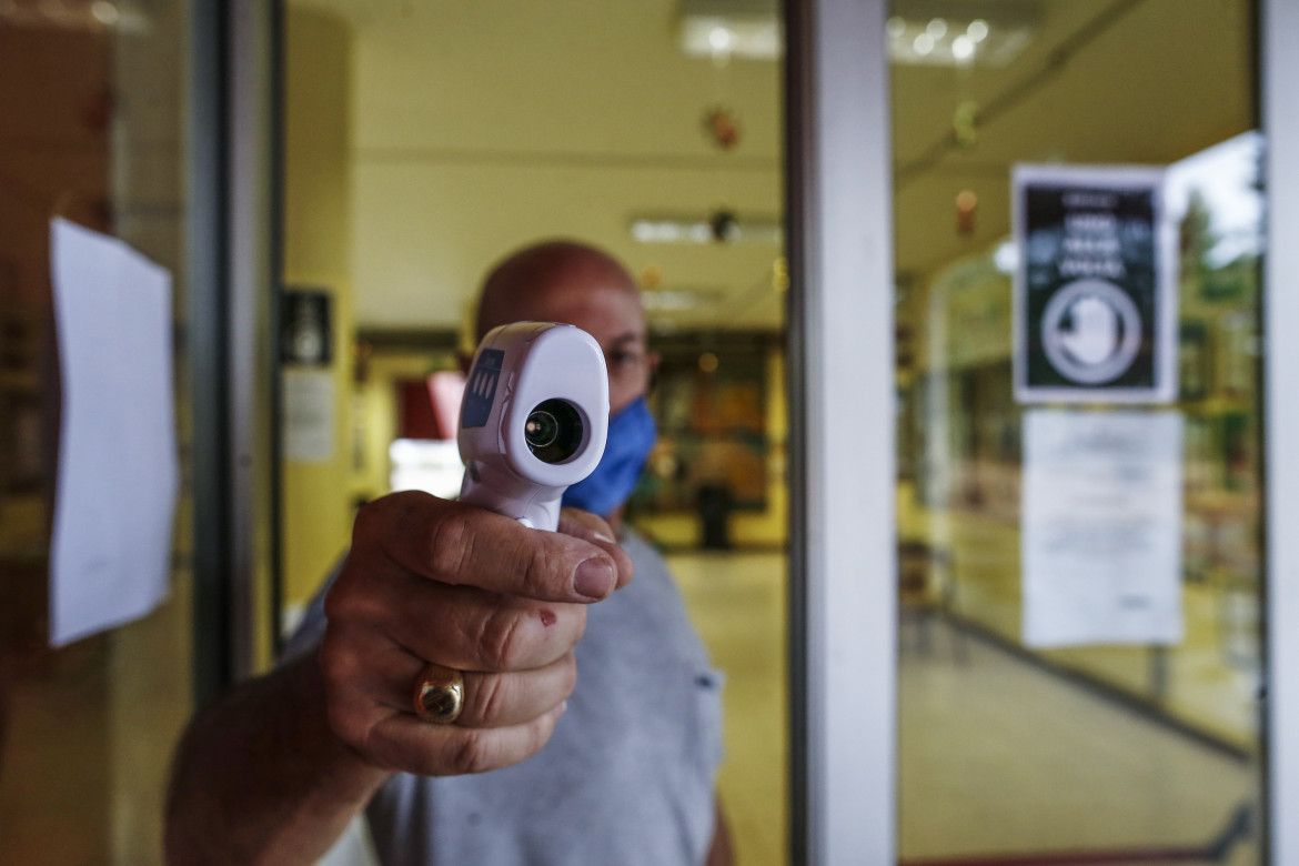 Corsa per riaprire la scuola e chiuderla per le elezioni e il referendum