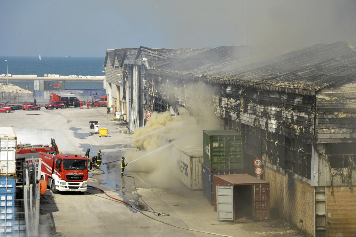 Mega incendio al porto. E in città riscatta il «lockdown»