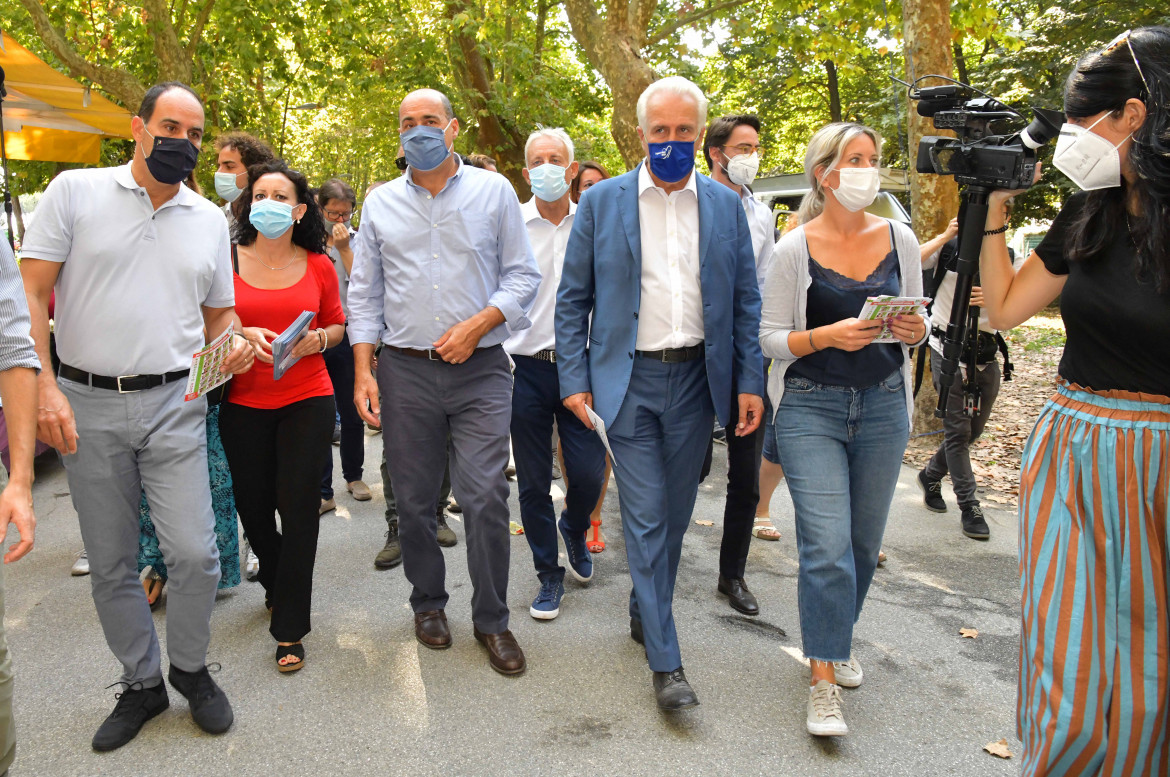 Il giro di Toscana di Zingaretti, fra antifascismo e voto utile