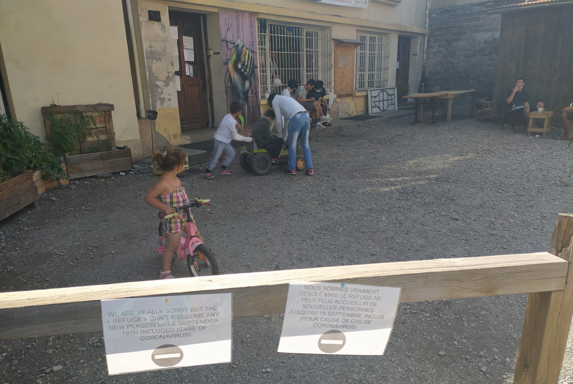 Sotto sfratto il rifugio per migranti in fuga sulle Alpi