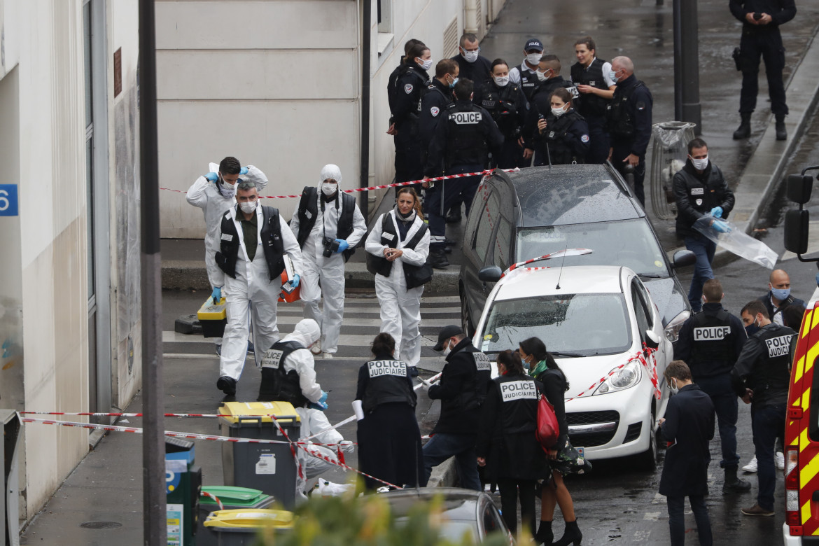 Torna la paura davanti all’ex sede di Charlie Hebdo