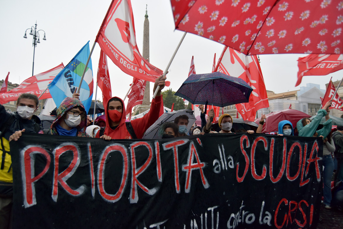 «La scuola ha riaperto dimezzata, colpito il diritto allo studio»