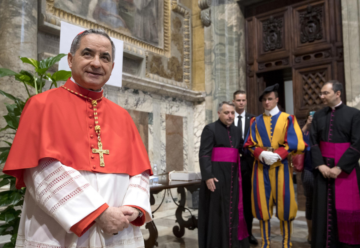 Ombre sull’uso delle donazioni. Tutti i guai di monsignor Becciu