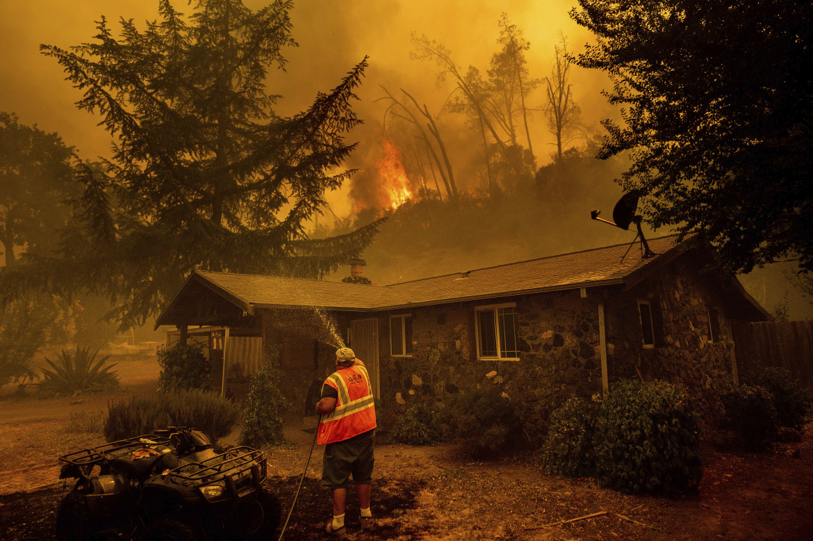 Un fuoco mai visto soffoca il West americano