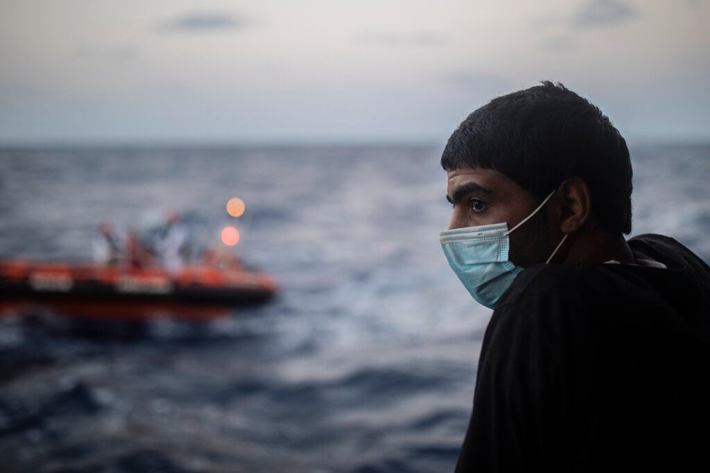 Open Arms, 75 si lanciano in mare. Altri 188 attendono lo sbarco