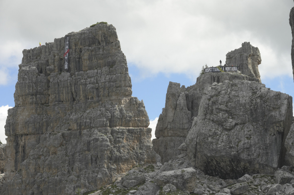 Un flash mob verticale a Cortina contro i nuovi impianti da sci sulle Dolomiti