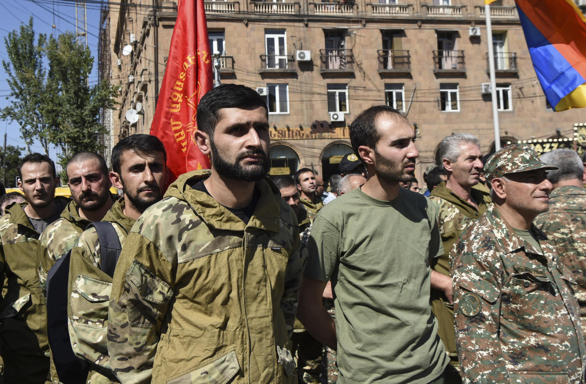 È guerra tra armeni e azeri, centinaia i morti