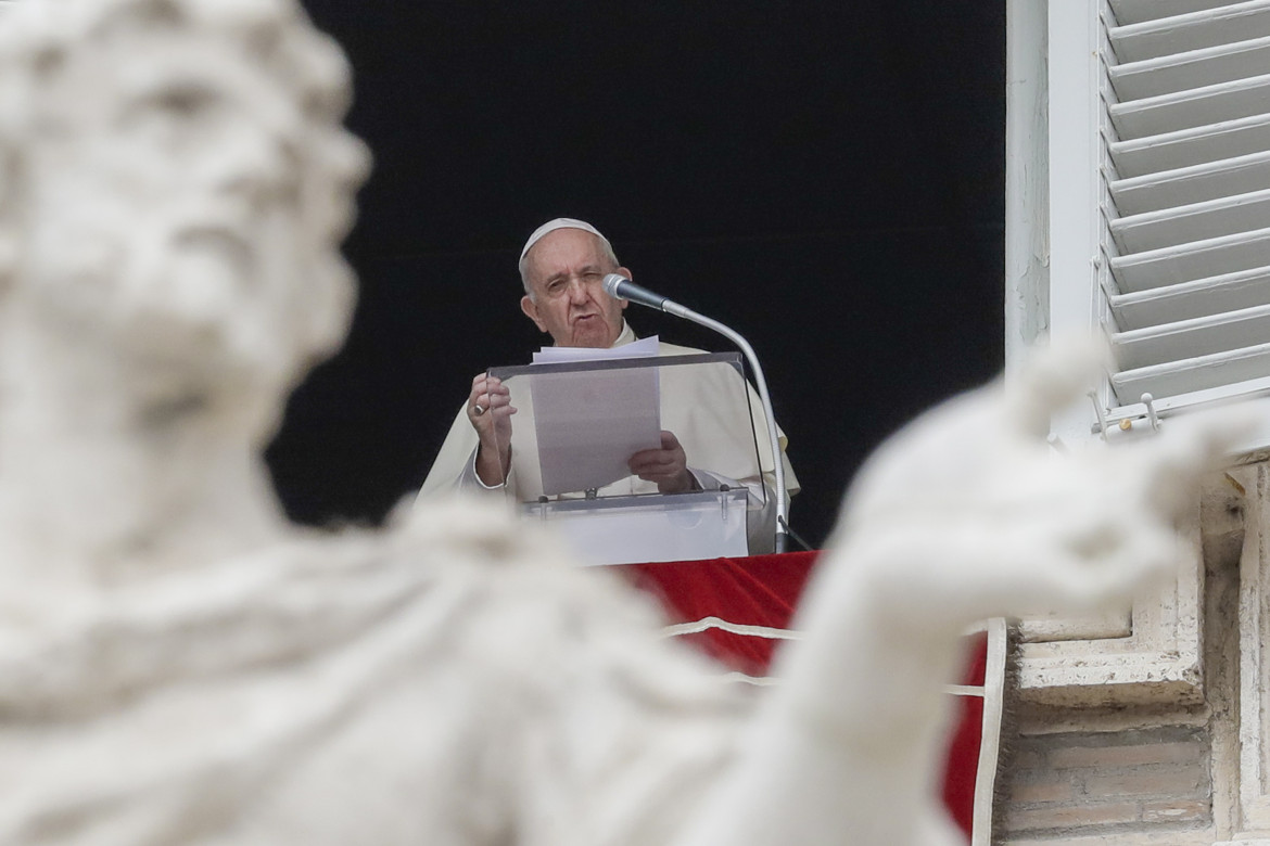 Papa Francesco antimilitarista: «Mio nonno mi ha fatto capire che la guerra è una cosa orribile»