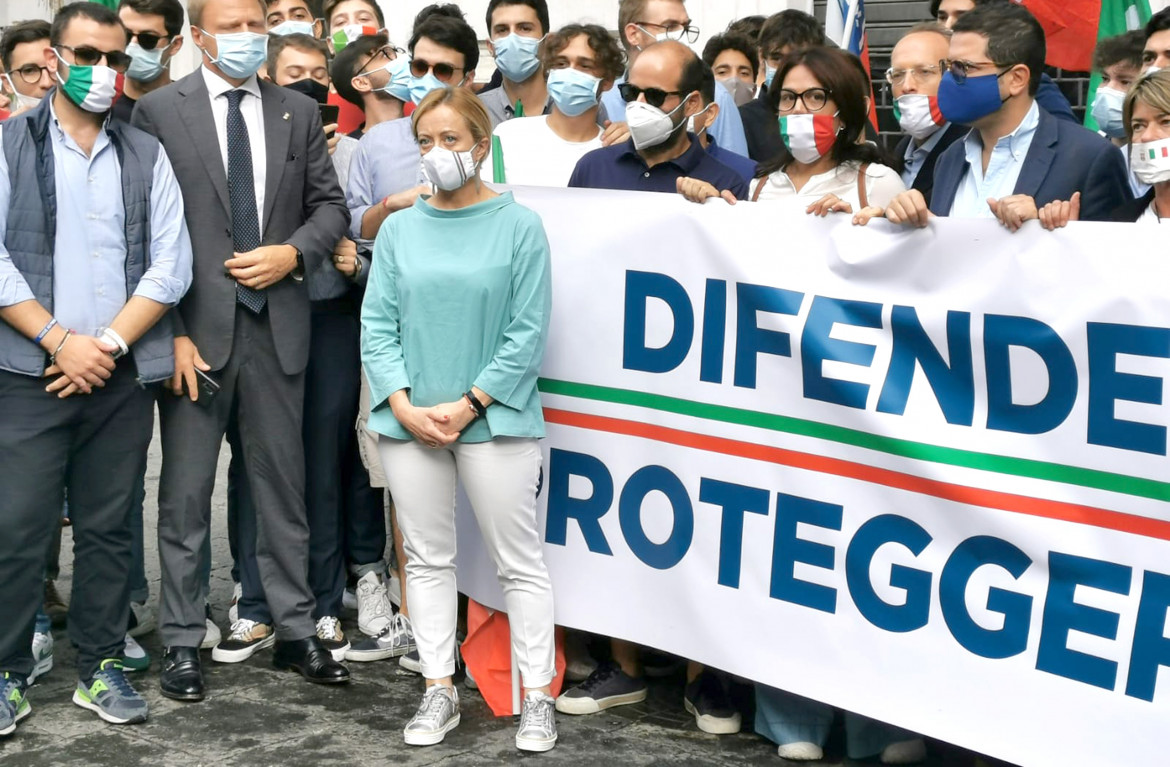 Meloni attacca Macron sul green pass: «Misura raggelante»