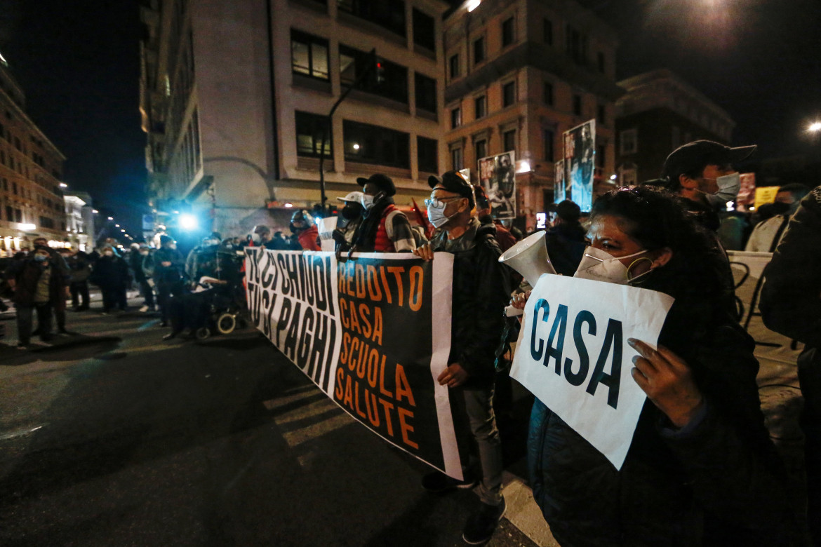 Roma in piazza per «reddito, sanità e patrimoniale»