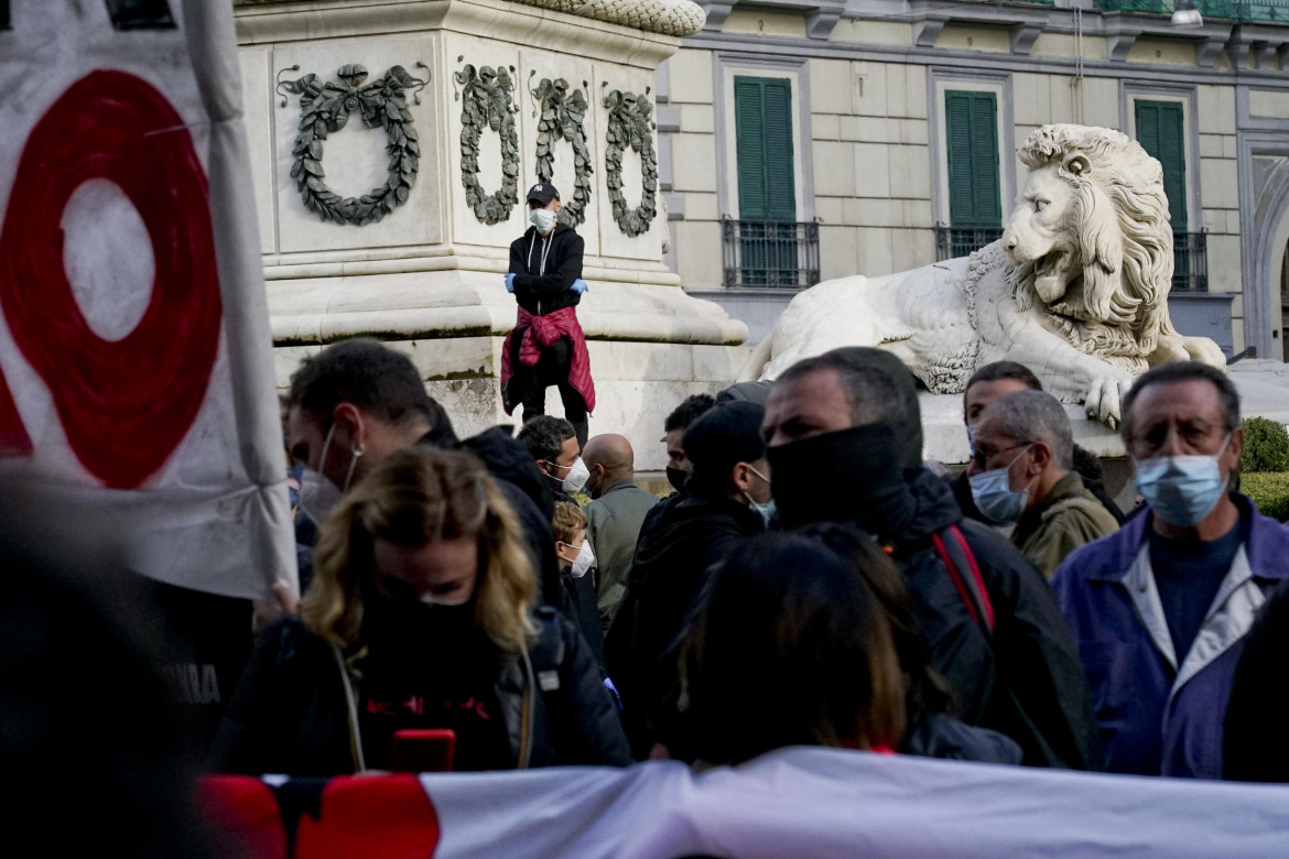 Rabbia in piazza e no di Conte, De Luca cancella il lockdown