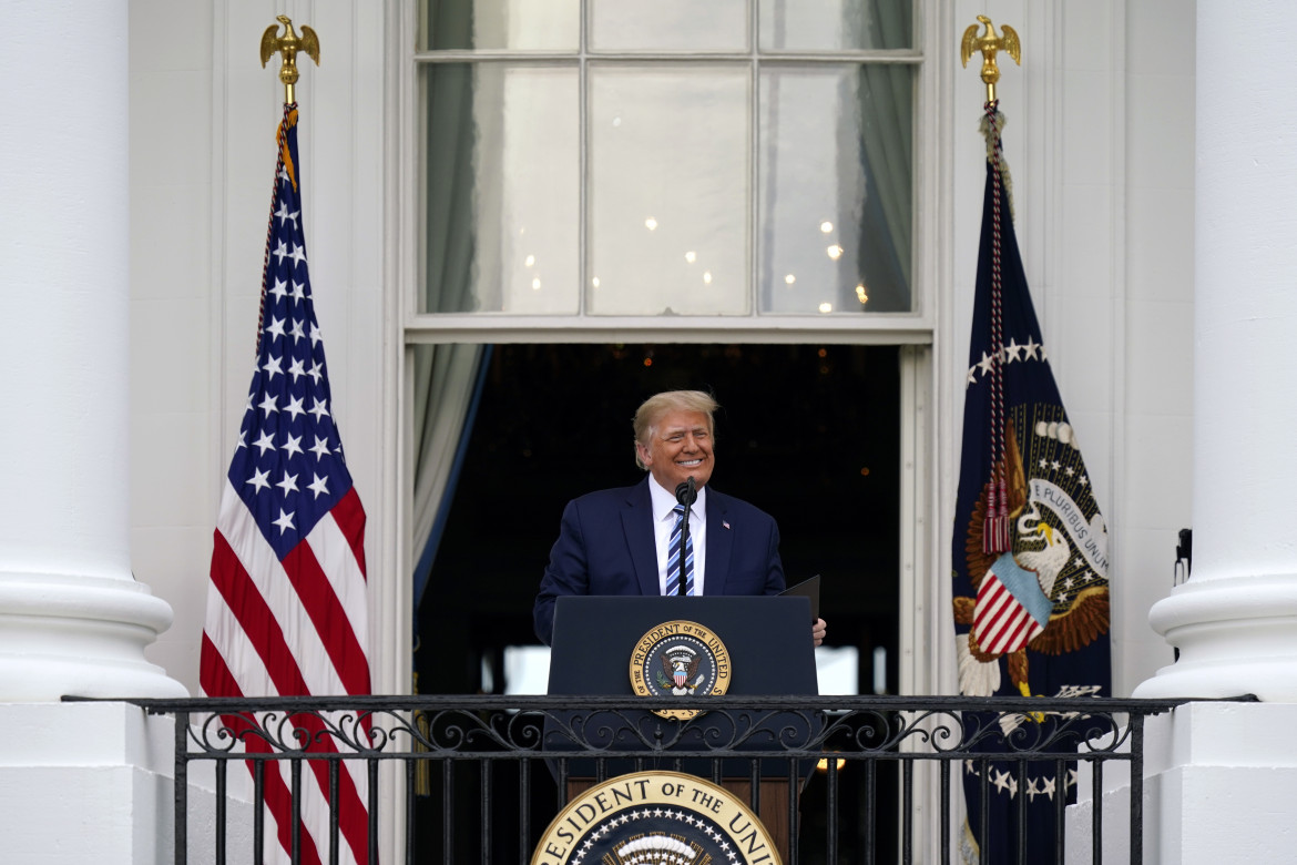 Trump dal balcone: «Con Biden gli Usa paese socialista»