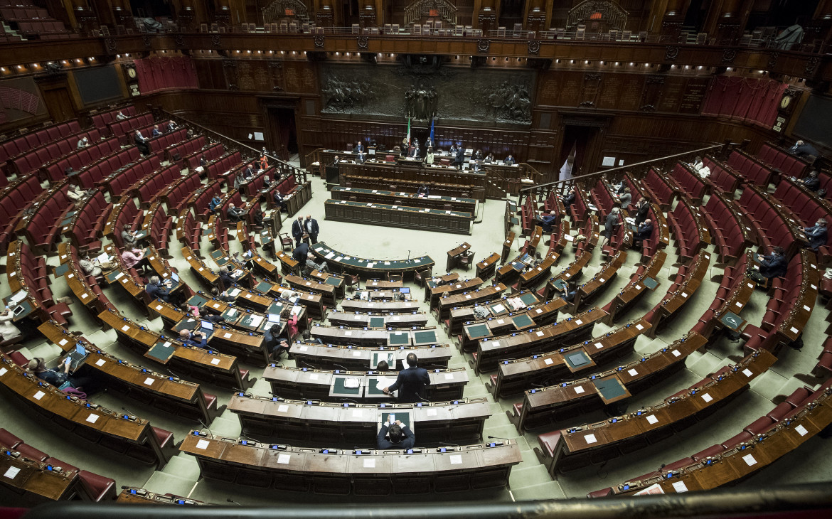 Virus e assenti, camera bloccata