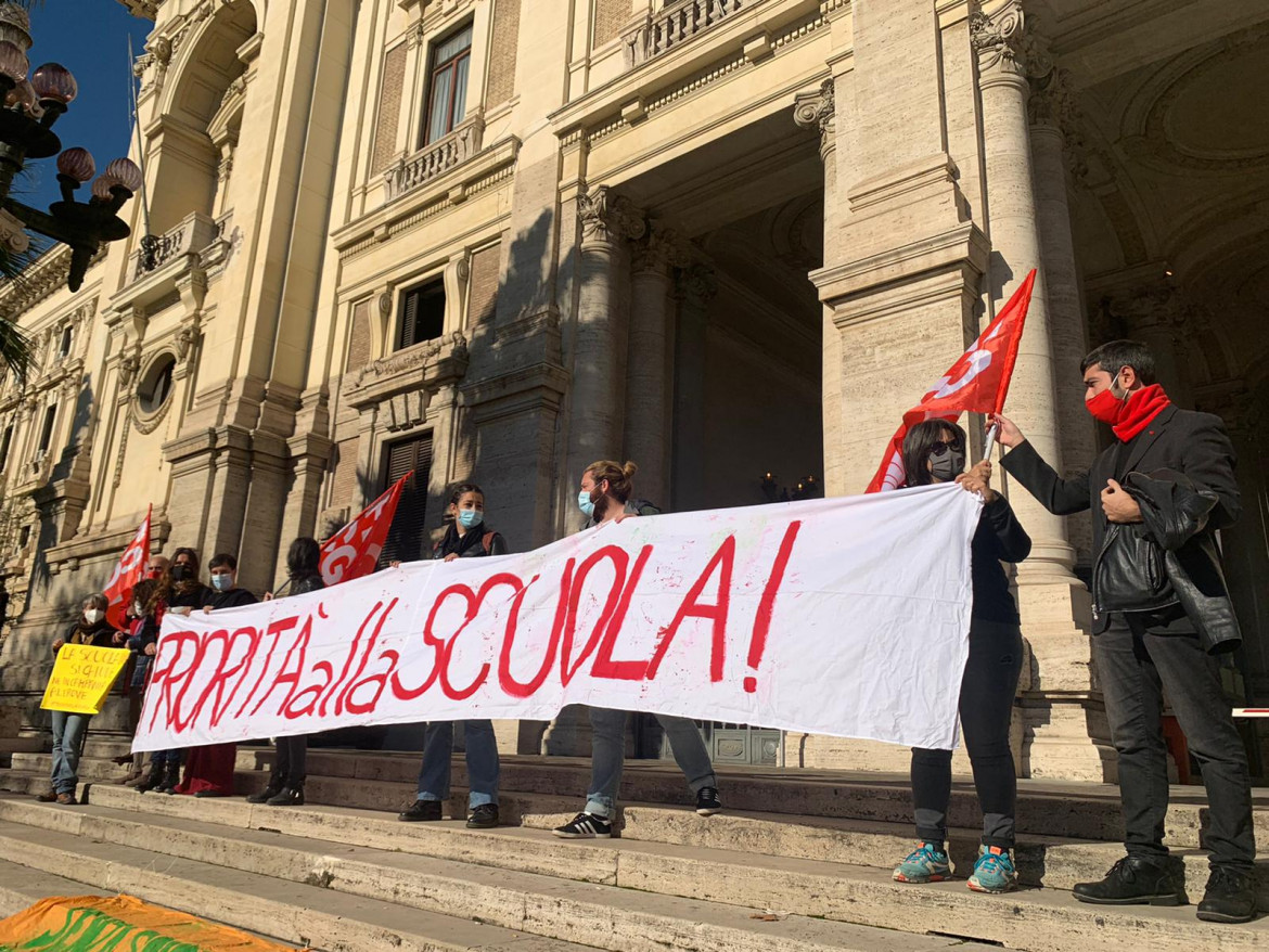 La protesta di Priorità alla scuola in 13 città: «No alle chiusure e alla didattica a distanza»