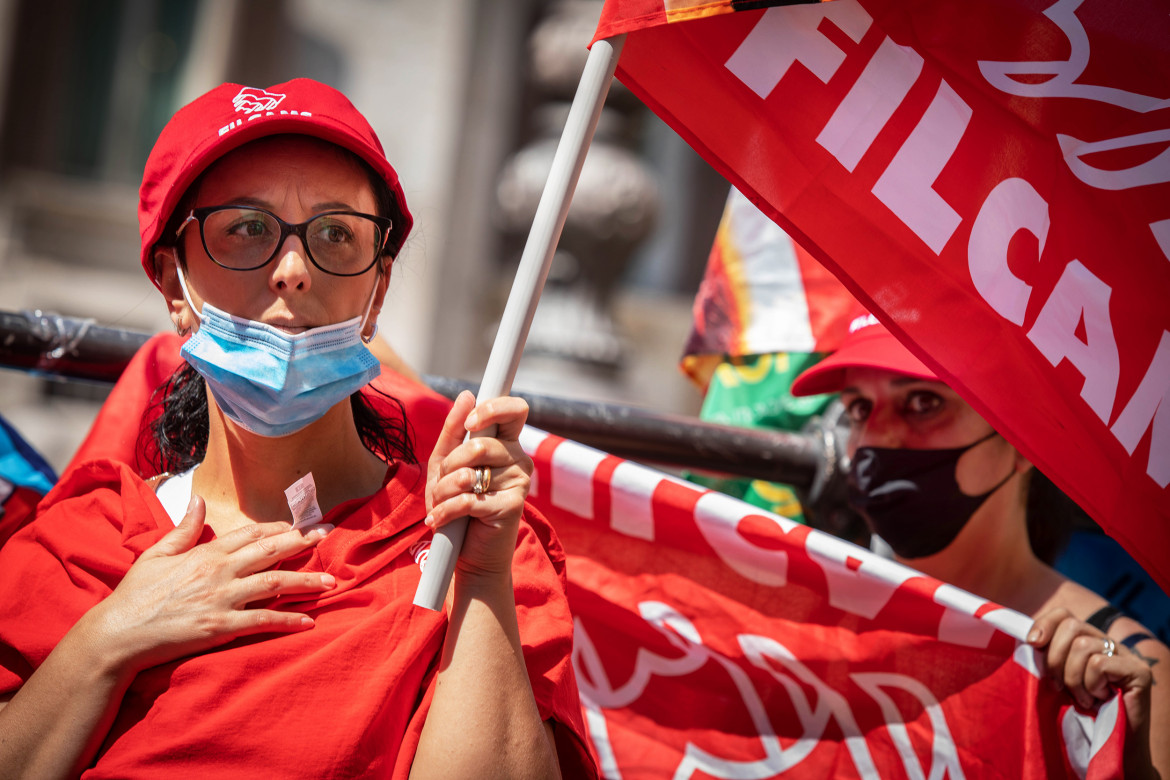 Lavoratrici delle pulizie in piazza: «Siamo essenziali, ma ci sfruttano»