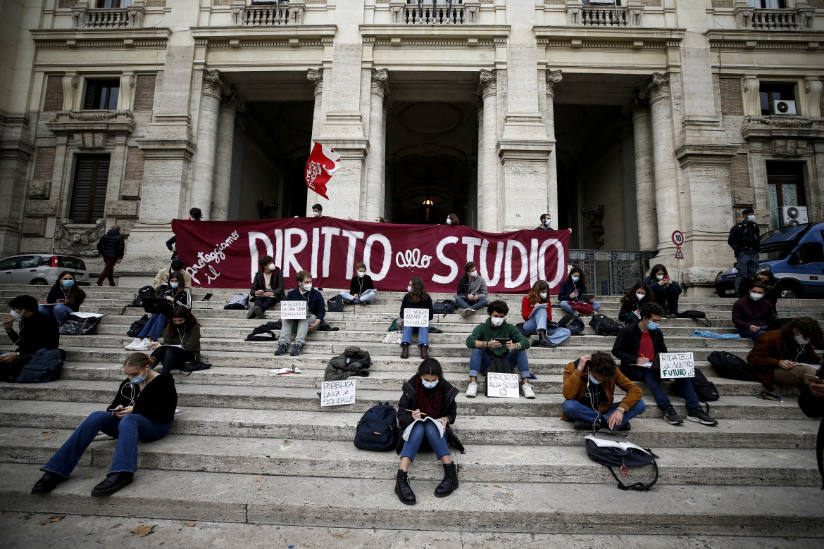 Scuola, il concorso dei precari è nel caos, il governo lo ha sospeso