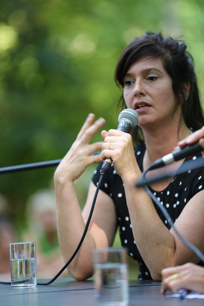 La ragazza che canta la propria sorte in mezzo al mare