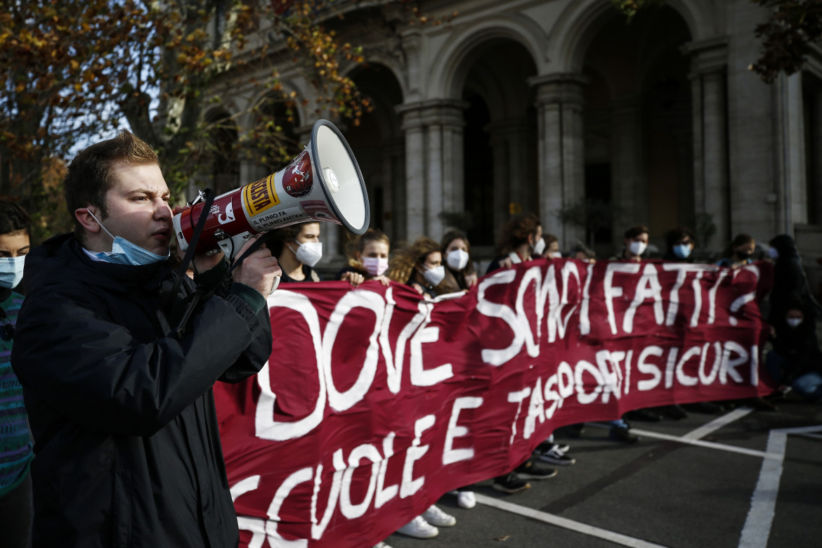 Il Tar riapre le superiori in Campania, Milano occupa, Puglia contro la didattica on demand