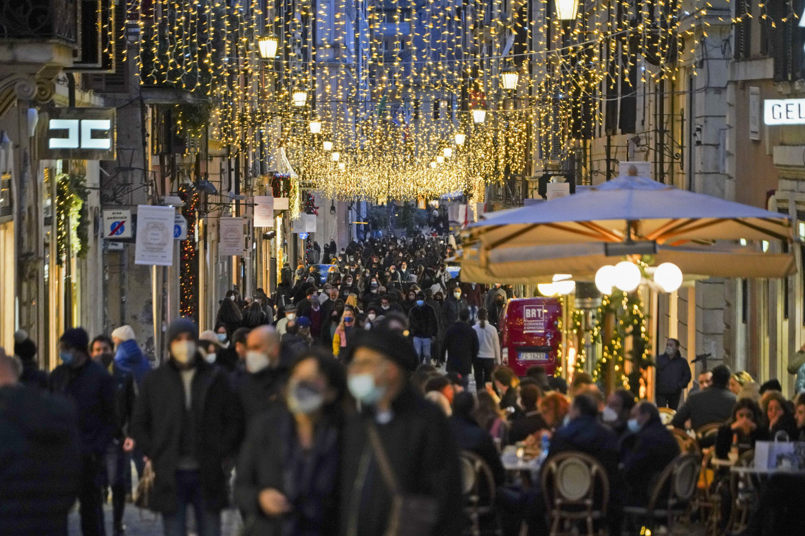 Corsa allo shopping prima del lockdown a singhiozzo di Natale